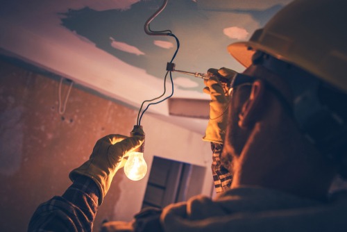 autoriseret elektriker i valby opsætter lamper for vores kunder i valby
